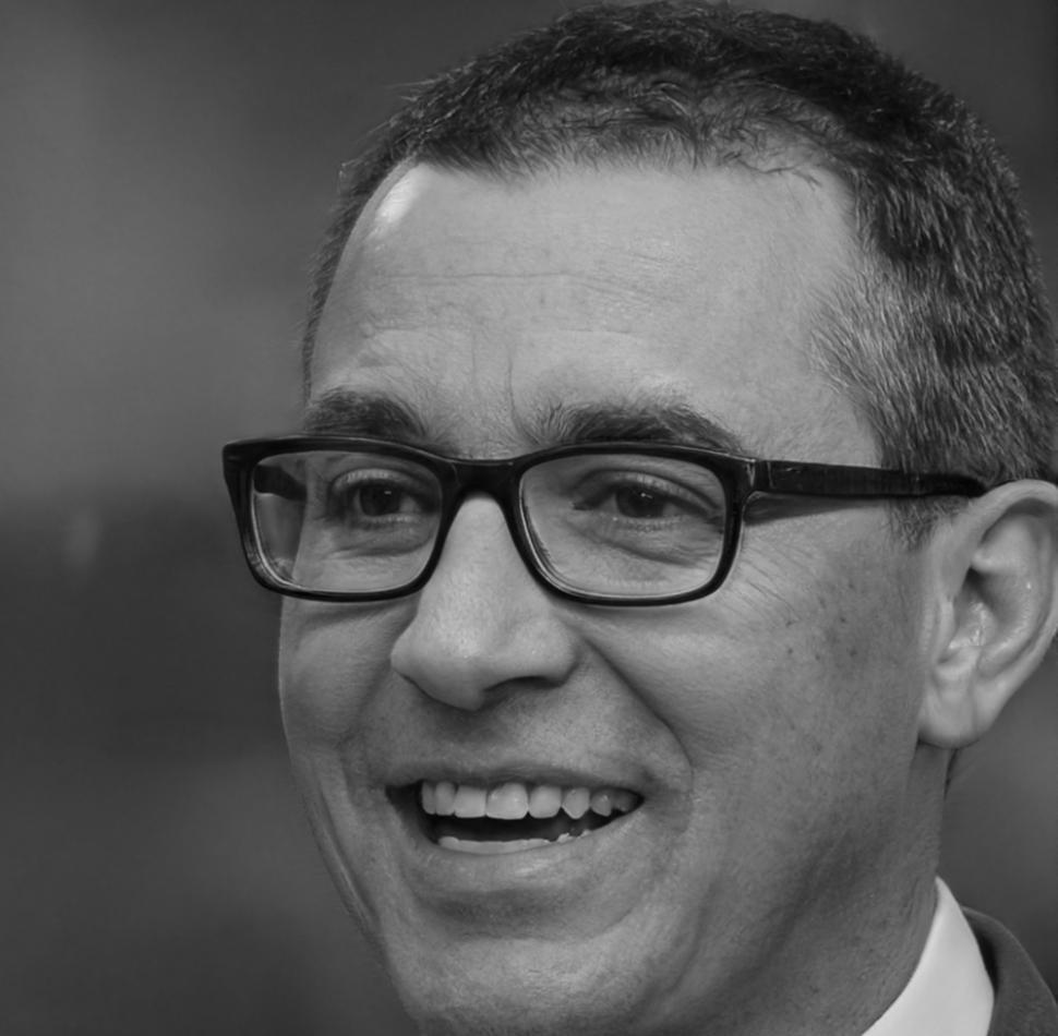 Портрет Дмитрия Керстена, ведущего финансового аналитика